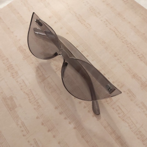 Cateye retro sunglass with complementary case - Picture 2 of 5